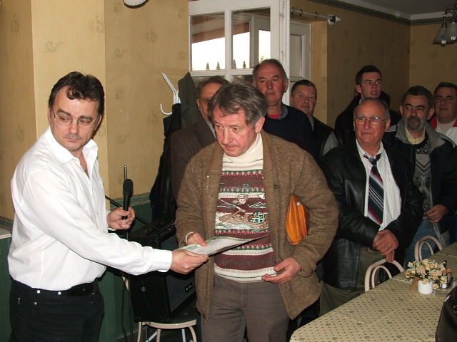 2006 Debrecen, szilas djat ad t(vagy nekel?) kondorosi Bereczky Bandi bartunknak